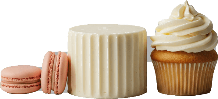 Arkaplansız, yan yana dizilmiş birkaç butik tatlı: mini pasta, cupcake ve makaron